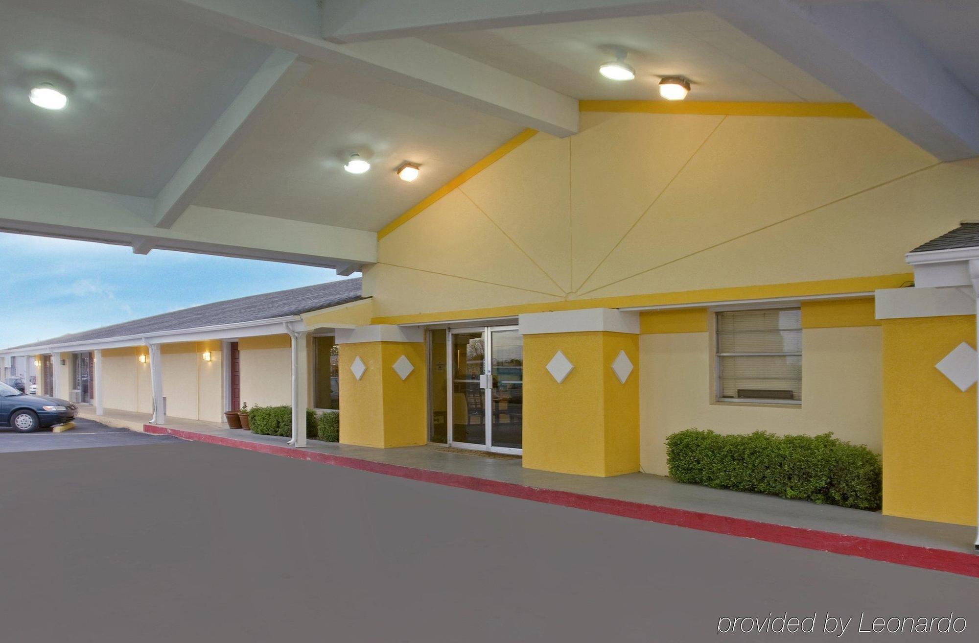 Value Lodge Brownwood Bagian luar foto