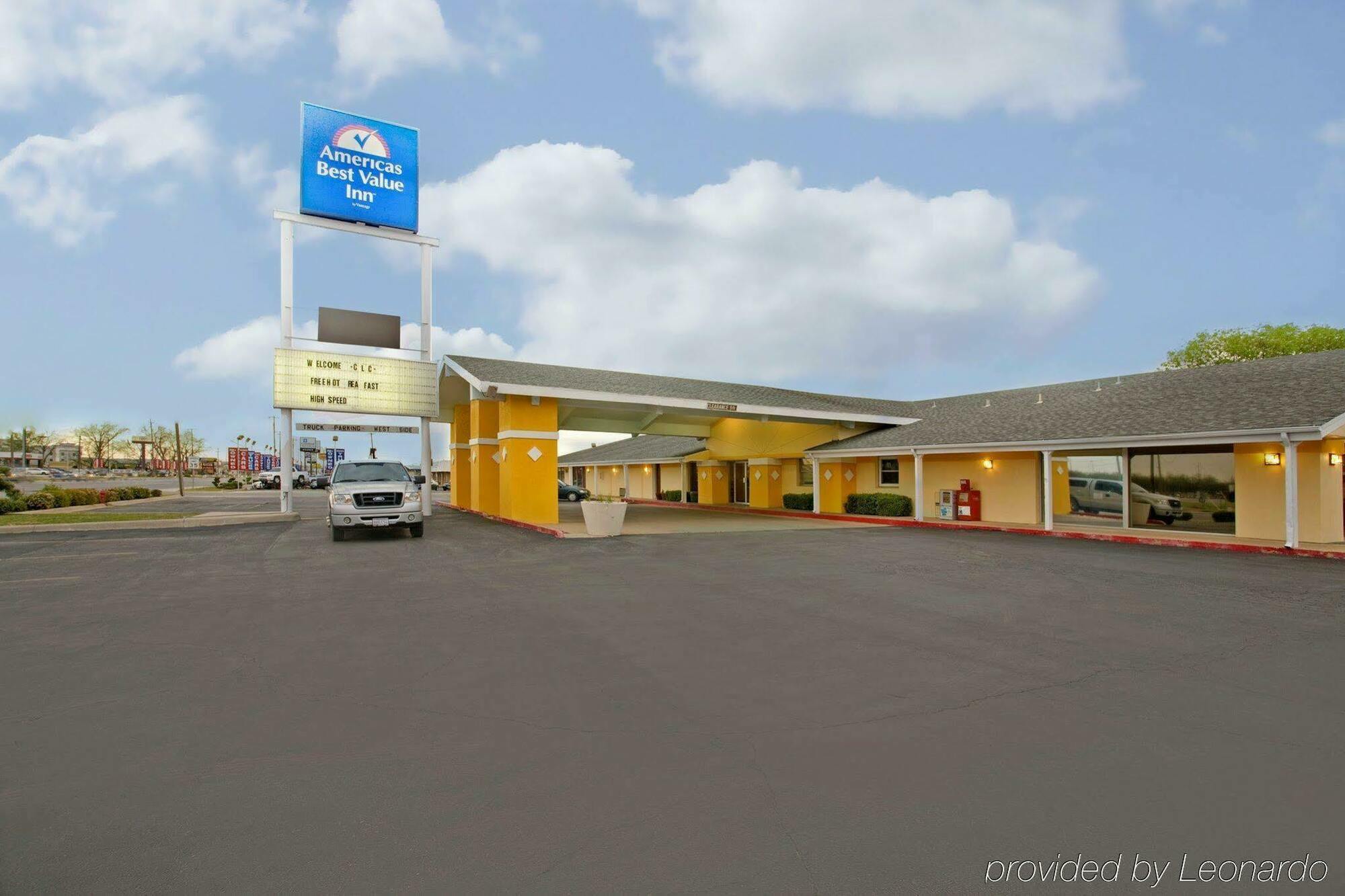 Value Lodge Brownwood Bagian luar foto