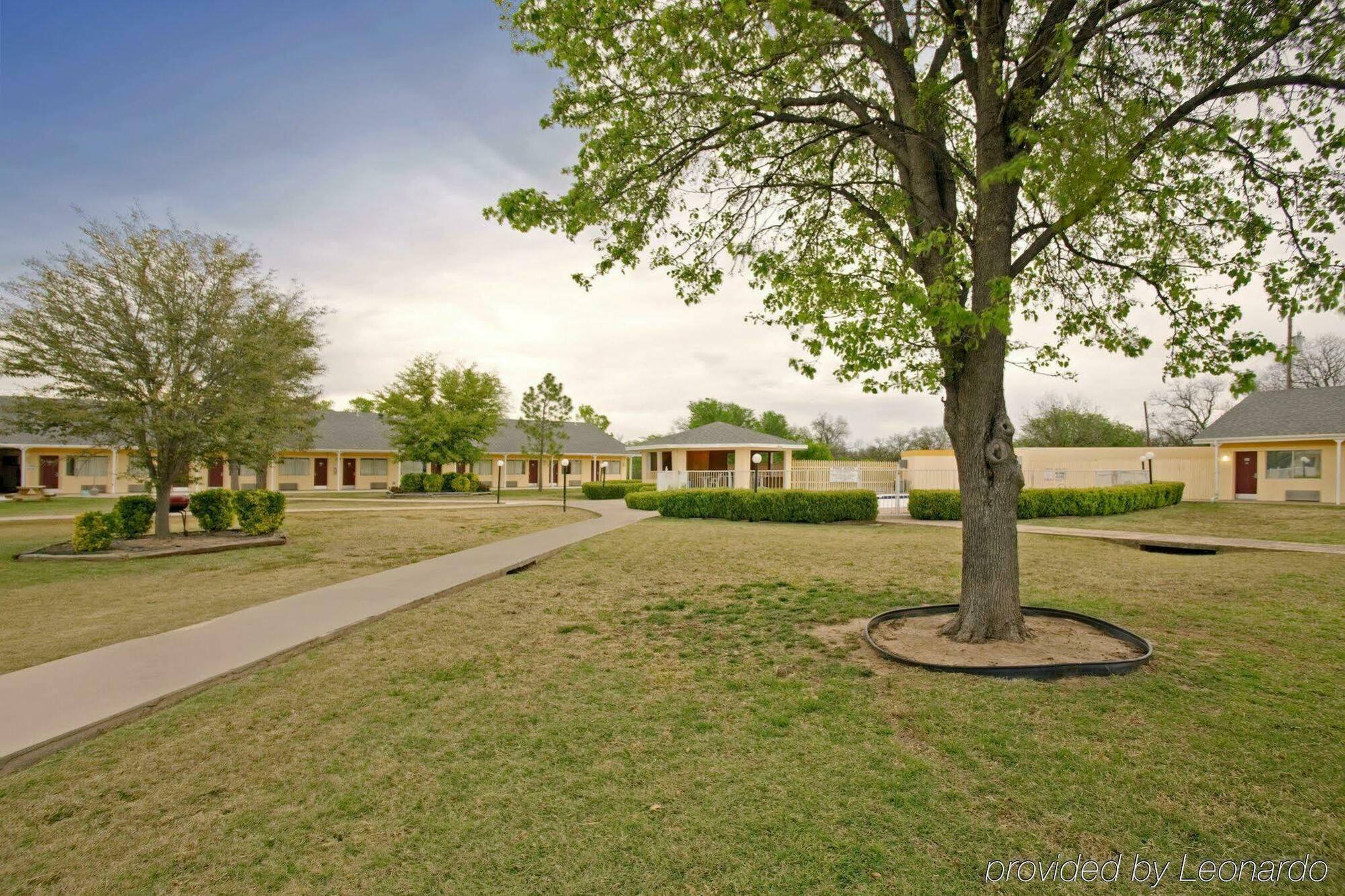 Value Lodge Brownwood Bagian luar foto